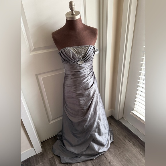 Elegant Silver Evening Gown Size 5 Juniors - Picture 1 of 5